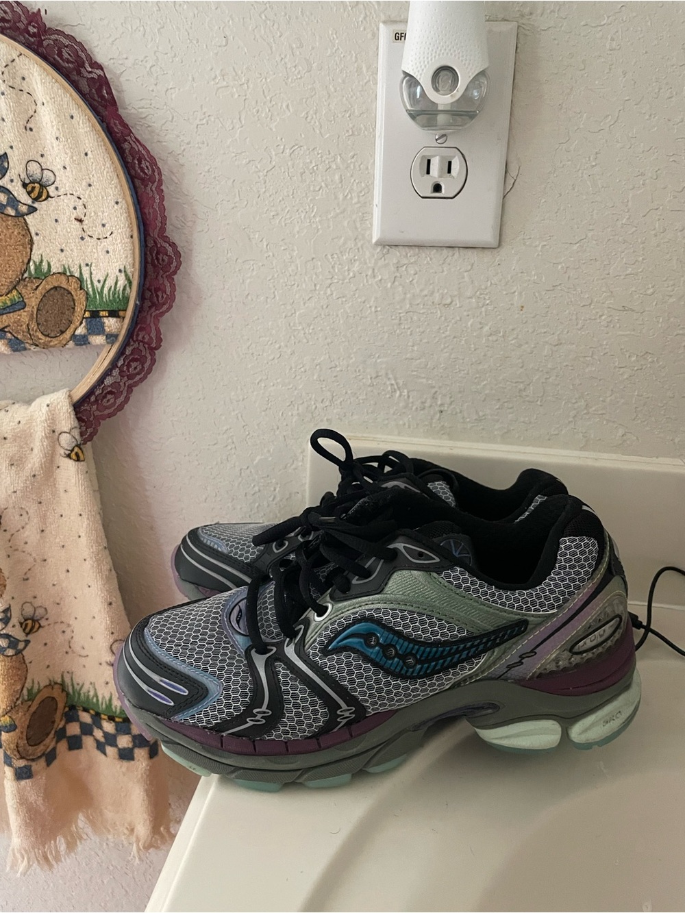 Saucony winter solstice sneakers